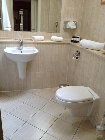 Фото номера Улучшенный двухместный номер с 2 отдельными кроватями Отель The Fairview Boutique Hotel г. Килларни 3
