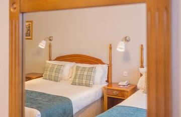 Фото номера Трехместный номер Гостевой дом Abbey Lodge г. Килларни 5