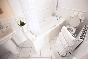 Фото номера Дом с 11 спальнями Дома для отпуска Killarney Manor House г. Килларни 42