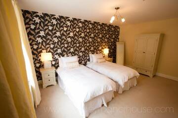 Фото номера Дом с 11 спальнями Дома для отпуска Killarney Manor House г. Килларни 43