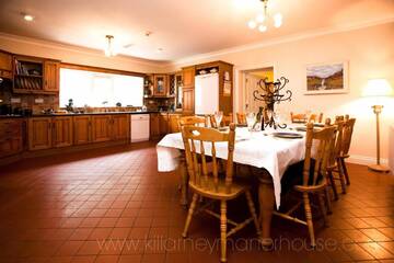 Фото номера Дом с 11 спальнями Дома для отпуска Killarney Manor House г. Килларни 52
