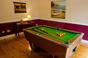 Фото номера Дом с 11 спальнями Дома для отпуска Killarney Manor House г. Килларни 59