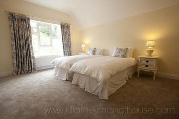 Фото номера Дом с 11 спальнями Дома для отпуска Killarney Manor House г. Килларни 67