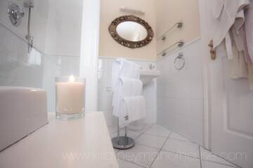 Фото номера Дом с 11 спальнями Дома для отпуска Killarney Manor House г. Килларни 32