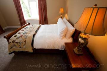 Фото номера Дом с 11 спальнями Дома для отпуска Killarney Manor House г. Килларни 40