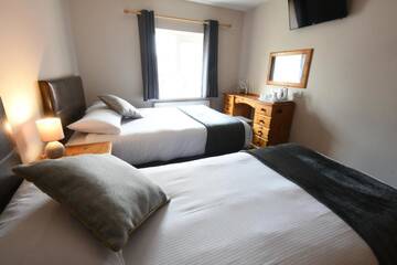 Фото номера Двухместный номер с 2 отдельными кроватями Гостевой дом McSorleys Accommodation and Bar г. Килларни 3