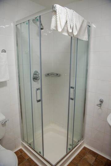 Фото номера Двухместный номер с 1 кроватью Гостевой дом McSorleys Accommodation and Bar г. Килларни 4