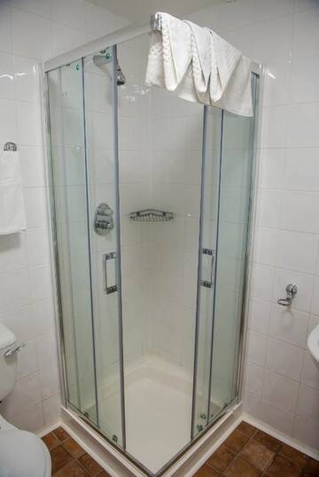 Фото номера Двухместный номер с 1 кроватью Гостевой дом McSorleys Accommodation and Bar г. Килларни 9