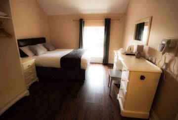 Фото номера Двухместный номер с 1 кроватью Гостевой дом McSorleys Accommodation and Bar г. Килларни 6