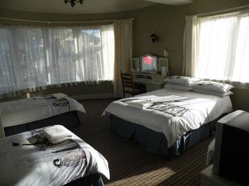 Фото номера Четырехместный номер Гостевой дом Harmony Inn - Kingscourt г. Килларни 2