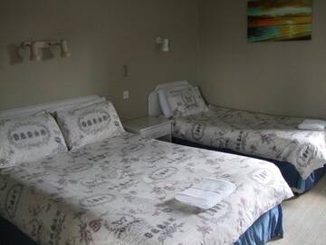 Фото номера Семейный номер (для 2 взрослых и 1 ребенка) Гостевой дом Harmony Inn - Kingscourt г. Килларни 2