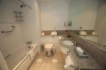 Фото номера Двухместный номер с 1 кроватью Отель Killarney Riverside Hotel г. Килларни 3