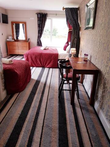Фото номера Улучшенный трехместный номер Отели типа «постель и завтрак» Killarney Inn г. Килларни 16