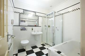 Фото номера Улучшенный трехместный номер Отель Arbutus Hotel г. Килларни 3