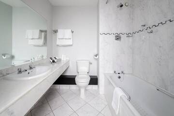 Фото номера Трехместный номер Отель Killarney Dromhall Hotel г. Килларни 10