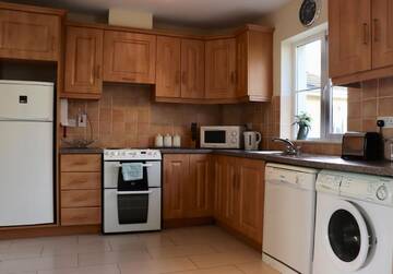 Фото номера Four-Bedroom House - Number 3 Дома для отпуска Killarney Holiday Village г. Килларни 10