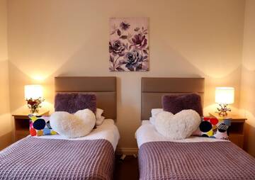 Фото номера Four-Bedroom House - Number 3 Дома для отпуска Killarney Holiday Village г. Килларни 23