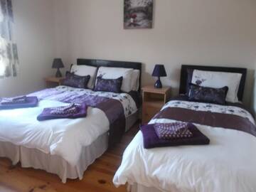 Фото номера Дом с 4 спальнями Дома для отпуска No 20 Killarney Holiday Village г. Килларни 3