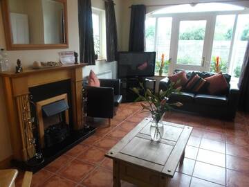 Фото номера Дом с 4 спальнями Дома для отпуска No 1 Killarney Holiday Village Vacation Home г. Килларни 48