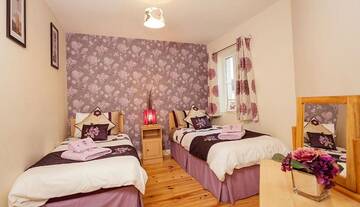 Фото номера Дом с 4 спальнями Дома для отпуска No 1 Killarney Holiday Village Vacation Home г. Килларни 19