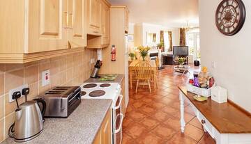 Фото номера Дом с 4 спальнями Дома для отпуска No 1 Killarney Holiday Village Vacation Home г. Килларни 9