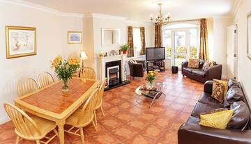 Фото номера Дом с 4 спальнями Дома для отпуска No 1 Killarney Holiday Village Vacation Home г. Килларни 10