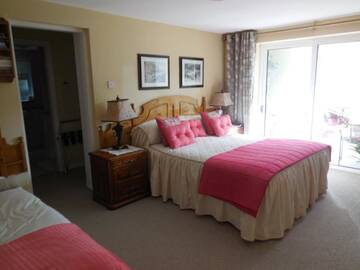 Фото номера Трехместный номер Отели типа «постель и завтрак» Crystal Springs B&amp;B г. Килларни 9